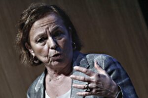 Lady Viminale sorveglia sui pass e intanto scorda migranti e fattoni