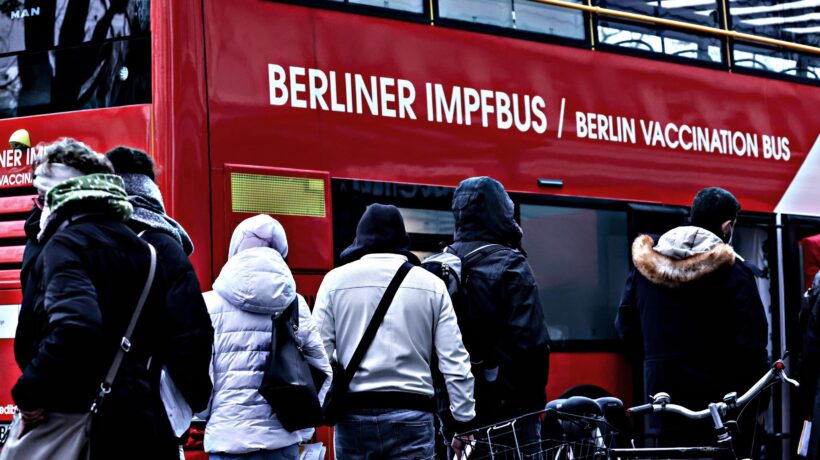 Sotto l’albero di Natale l’Ue ci infila l’obbligo vaccinale che vuole Berlino
