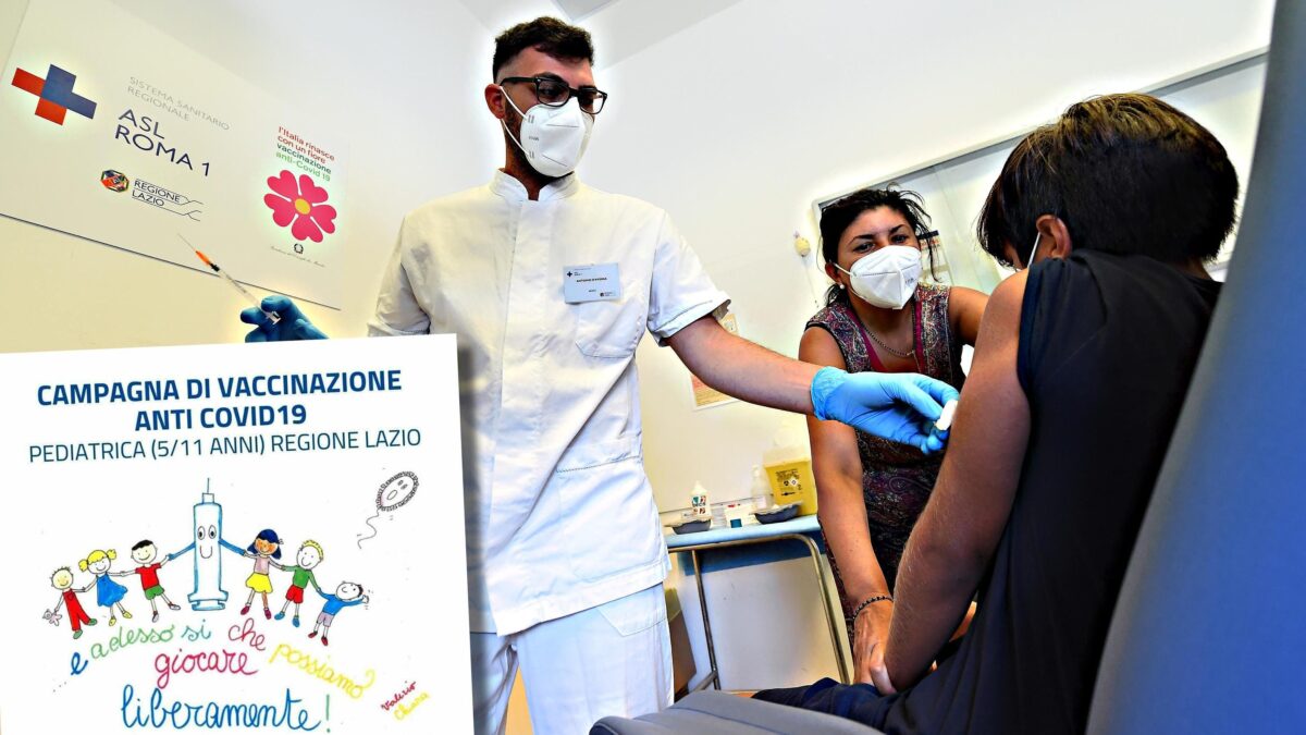 Dati contraddittori, pochi test clinici. Però l’Aifa fa politica: «Vaccinate i bimbi»