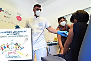 Dati contraddittori, pochi test clinici. Però l’Aifa fa politica: «Vaccinate i bimbi»