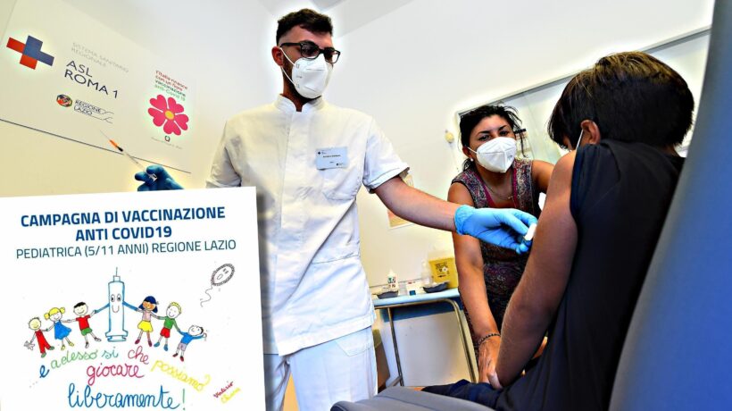 Dati contraddittori, pochi test clinici. Però l’Aifa fa politica: «Vaccinate i bimbi»