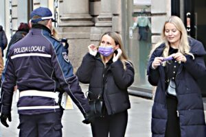 Le telecamere per imporre le mascherine all’aperto