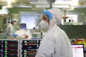 L’appello degli esperti: «Basta paura. Cambiamo la strategia sul virus»