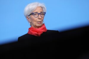 Dopo gli Usa pure Londra alza i tassi. La Lagarde invece li lascia invariati