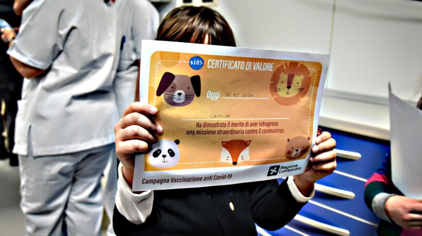 L’ultima porcata della propaganda: ricattare i bimbi trattandoli da untori