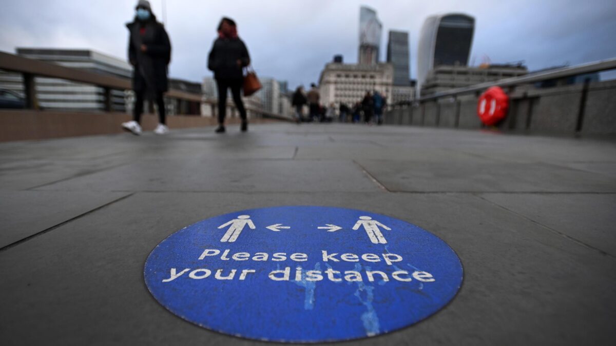 Londra in allerta per la nuova ondata. Omicron corre ma è meno pericolosa