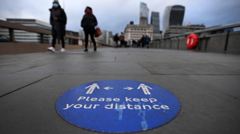 Londra in allerta per la nuova ondata. Omicron corre ma è meno pericolosa