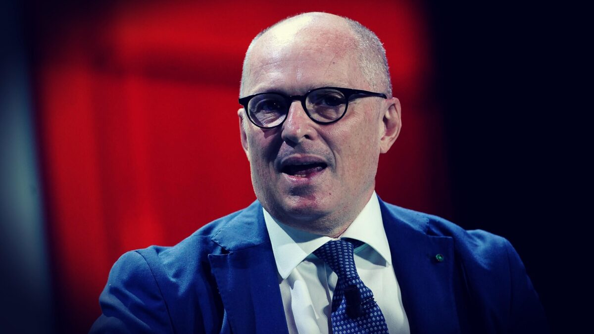 Ricciardi si sveglia: anche i vaccinati si contagiano e il green pass è inutile