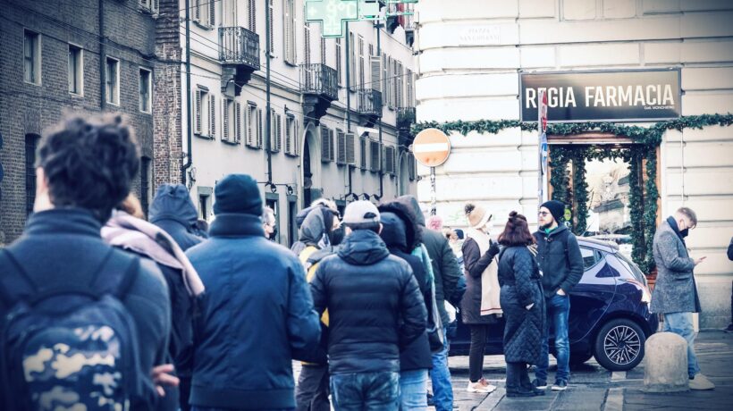 Panico diffuso e festività in arrivo: farmacie piombate nel caos tamponi