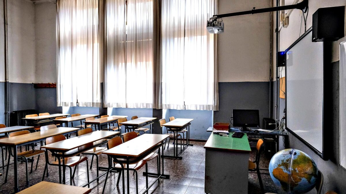 Si buttano avanti. Per adesso in lockdown ci vanno  le scuole
