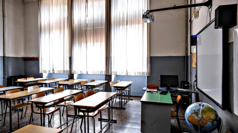 Si buttano avanti. Per adesso in lockdown ci vanno  le scuole