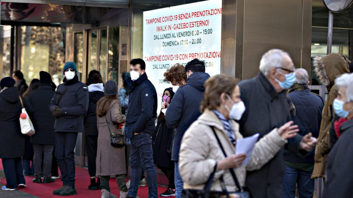 File chilometriche al freddo. L’Odissea dei tamponi creata dai maestri del caos