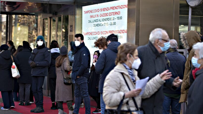 File chilometriche al freddo. L’Odissea dei tamponi creata dai maestri del caos