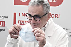 Quelli che dicevano «Chi ci segue è salvo» ora ordinano pure di ubbidire in silenzio