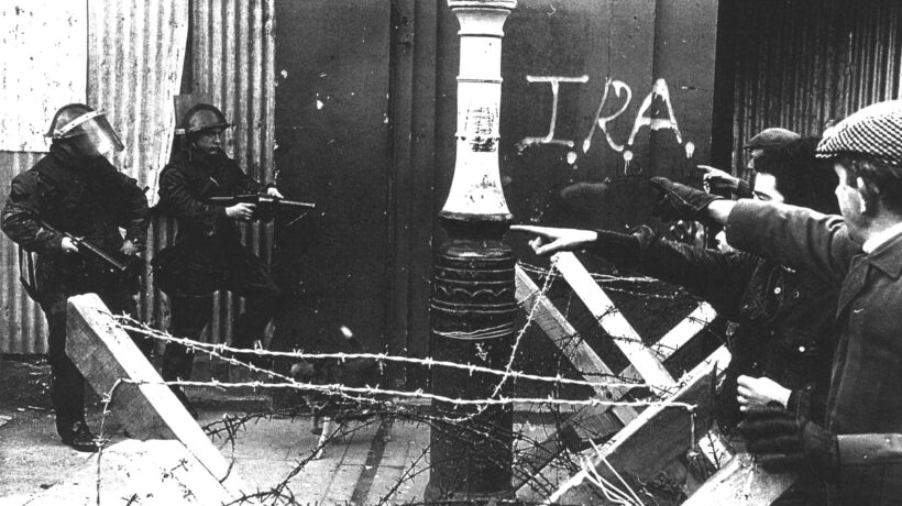 Confronto tra i manifestanti e la Polizia (RUC) ad un checkpoint (Fulvio Grimaldi courtesy Museum of Free Derry)