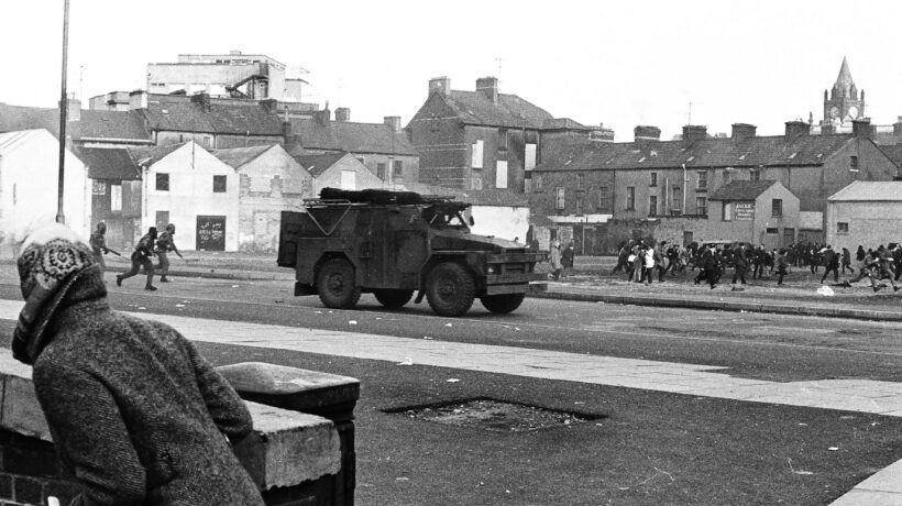 Carica con blindati dei parà britannici sulla folla (Robert White, courtesy Museum of Free Derry)