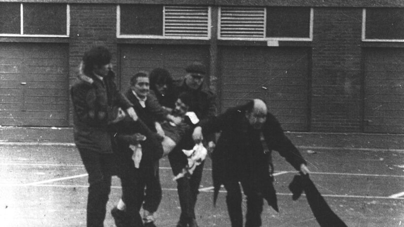 A destra con la sciarpa nera in mano il futuro vescovo di Derry Edward Daly durante i soccorsi alle vittime ( Fulvio Grimaldi, courtesy Museum of Free Derry)