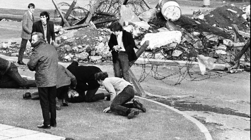 Il corpo di Michael Kerry. Il primo a sinistra è Michael McDaid, colpito a morte mentre prestava soccorso ( Robert White, courtesy Museum of Free Derry)