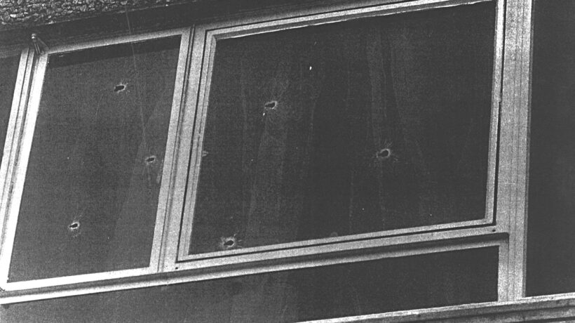 I fori dei proiettili delle armi automatiche dei parà britannici sui palazzi di Bogside (Fulvio Grimaldi, courtesy Museum of Free Derry)