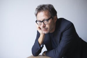 La carica degli intellettuali di regime. Guai a chi rifiuta la nuova normalità