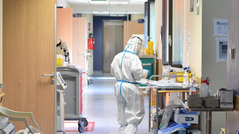 Tagli, zero assunzioni e medici sospesi ma la colpa della crisi è scaricata sui no vax