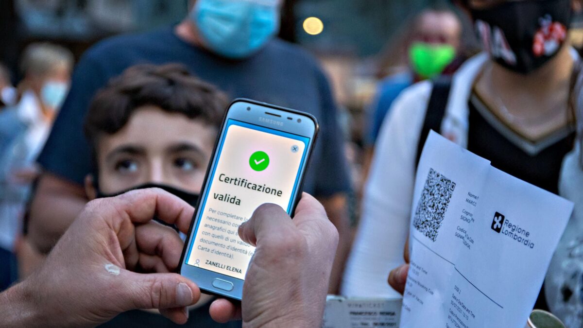 Green pass e obbligo vaccinale. Il decreto impone il peggio di entrambi