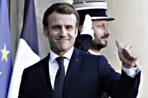 La Camera bassa dà uno schiaffo a Macron e congela il pass francese