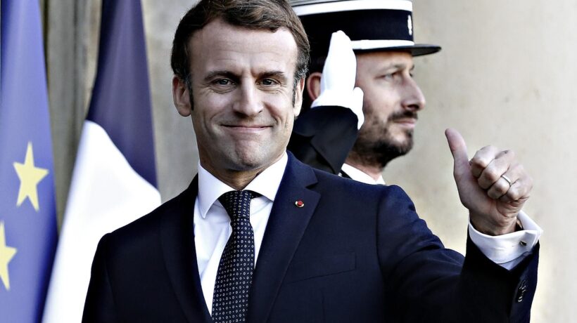 La Camera bassa dà uno schiaffo a Macron e congela il pass francese