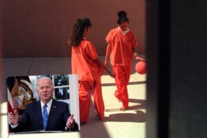 Biden ignora i rischi pur di mandare uomini trans nelle carceri femminili