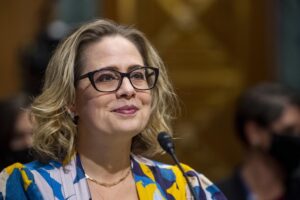 Gogna dem sulla senatrice che inguaia Biden