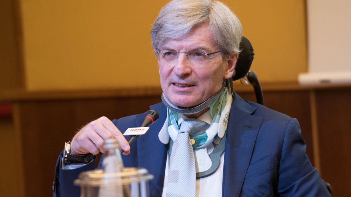 «Zittiamo i virologi. Dovrebbero parlare solo quelli titolati»