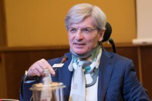«Zittiamo i virologi. Dovrebbero parlare solo quelli titolati»