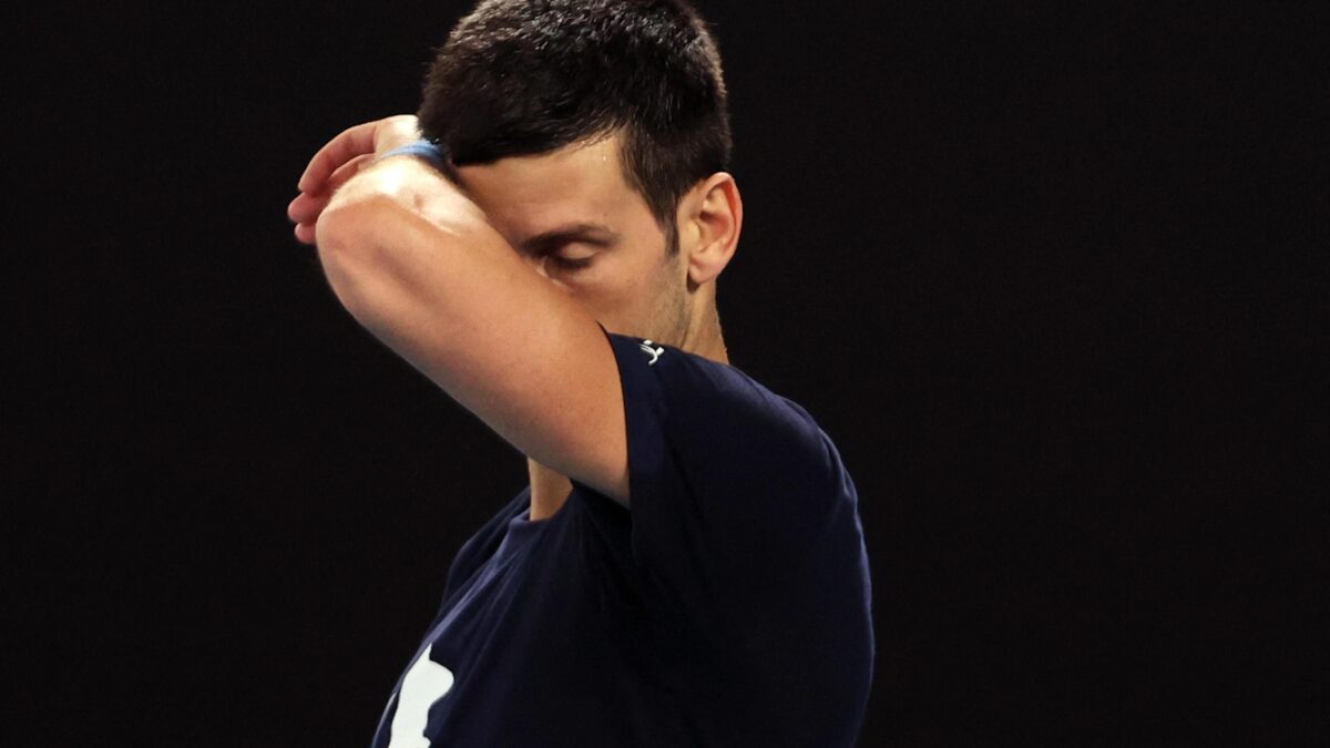 Djokovic come un terrorista. Espulso dall’Australia perché «può causare disordini»