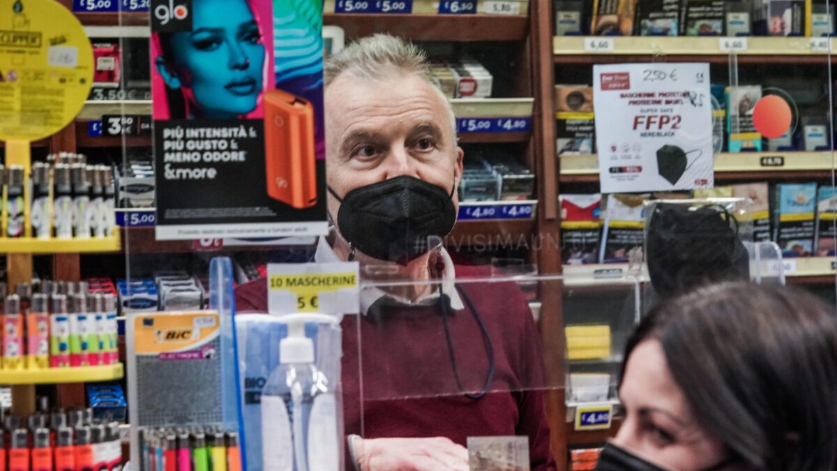 Accesso libero da benzinai e ottici. Guerra sul green pass dai tabaccai