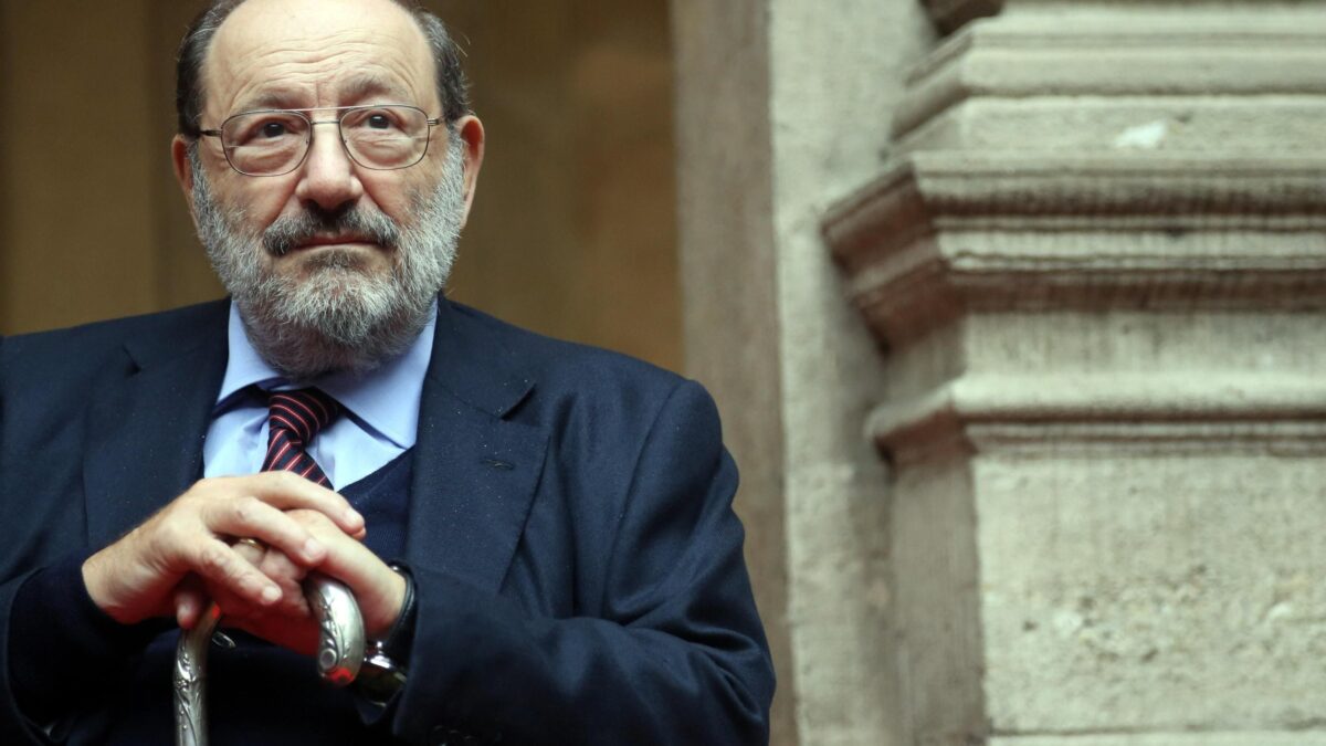 La lezione di Eco che ha profetizzato la creazione del nemico no vax