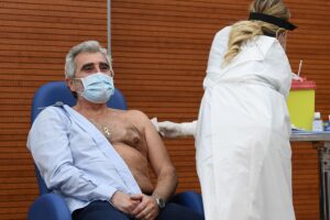 Democrazia? Un lusso. Miozzo vuol la galera per chi rifiuta il siero