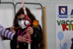 Nuove perplessità sui vaccini ai minori: «Dati poco chiari sulla genotossicità»