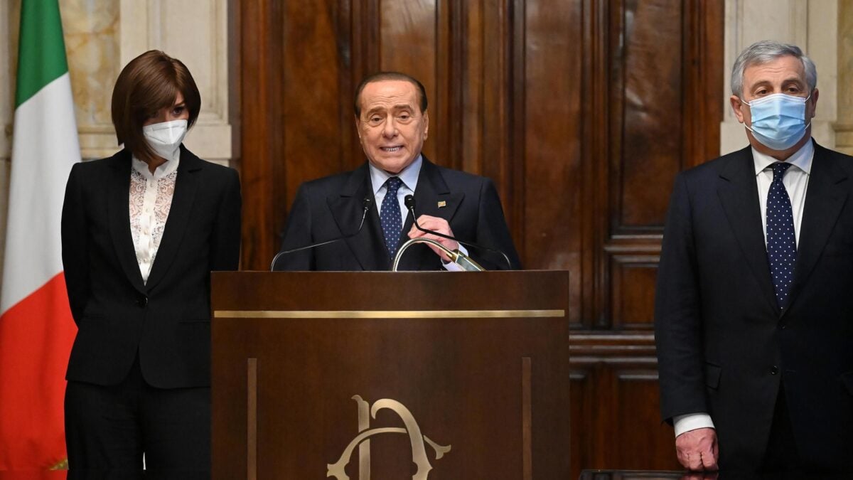 Berlusconi rinuncia a candidarsi e prova a bloccare la corsa di Draghi