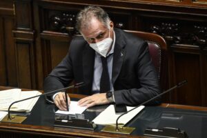 Garavaglia: «Il green pass ha la data di scadenza. Ora si deve tornare alla normalità»