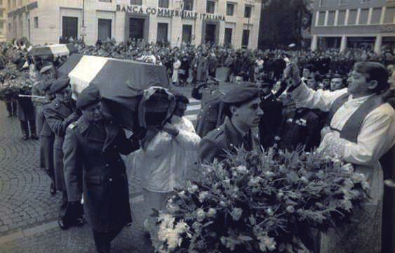 Udine: i funerali delle vittime dell'eccidio di Podrute (courtesy Il Basco Azzurro)