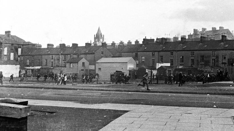 Un momento dell'attacco dei paracadutisti (Robert White, courtesy Museum of Free Derry)