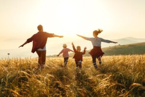 Gli assistenti sociali vogliono sabotare la legge che protegge famiglie e bambini