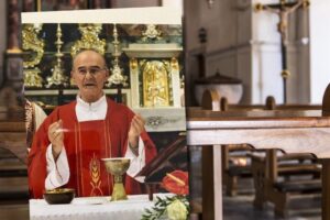 Il prete condanna la caccia all’untore e parte la gogna per «l’omelia no vax»