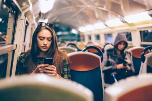 Le donne indifese chiedono vagoni protetti