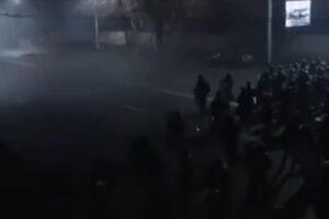 Poliziotto decapitato nella rivolta kazaka. I russi sono arrivati e sparano sulla folla