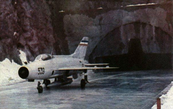 Un MiG-21 serbo in uscita dalla grotta della base di Zeljava, presso Bihac