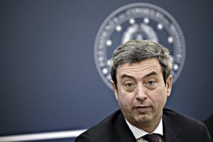 Lo Stato abdica al suo ruolo e scarica il peso dei controlli sui lavoratori