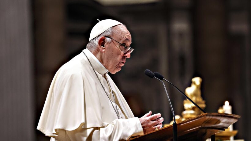 Il Papa infrange il dogma sul siero: «Vanno sviluppate anche le cure»