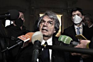 L’amministrazione pubblica cade sugli amici dei politici