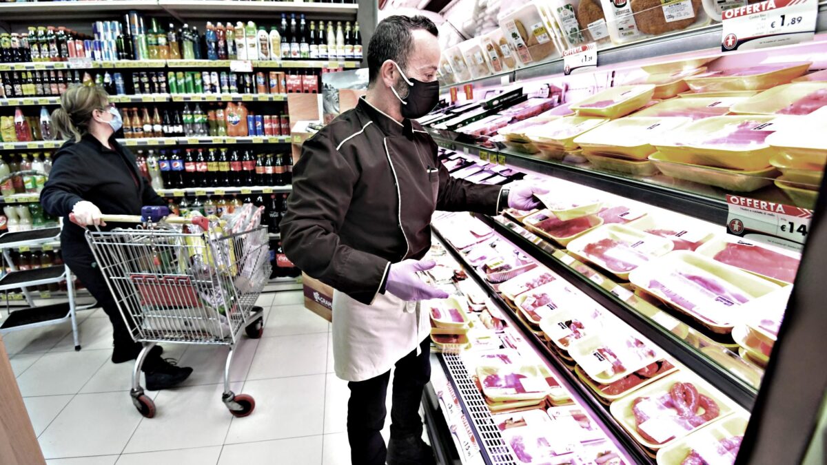 Solo in alimentari e farmacie non serve il certificato. Scontro per allungare la lista